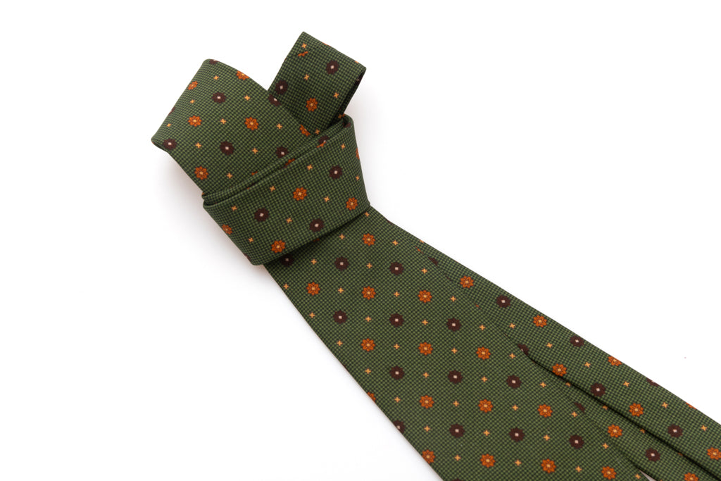 Green tie with geometric pattern in pure silk