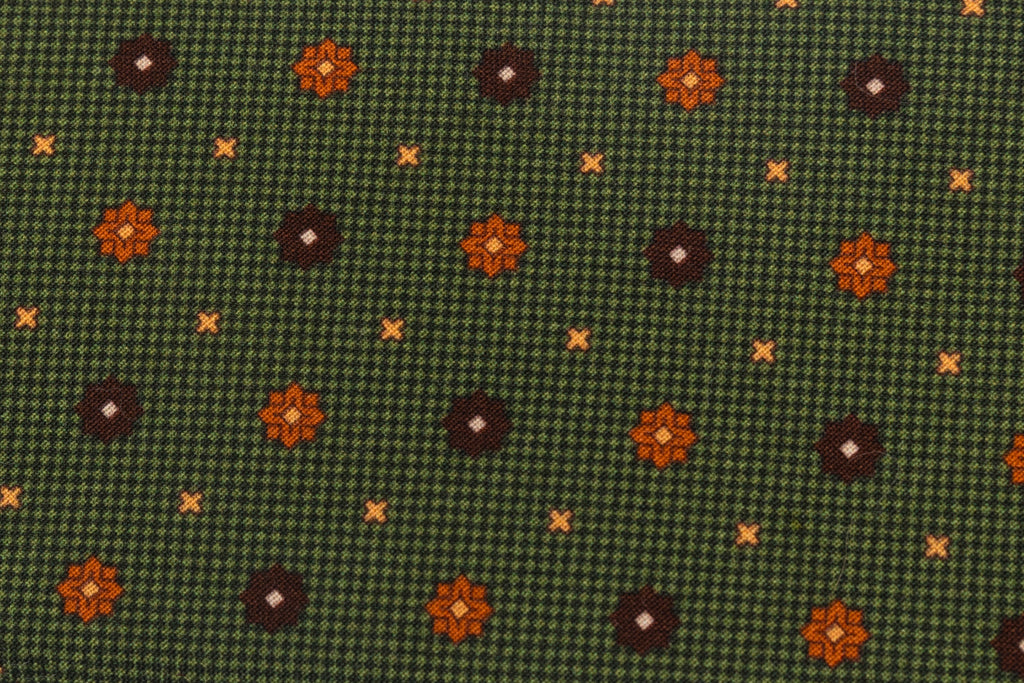 Green tie with geometric pattern in pure silk