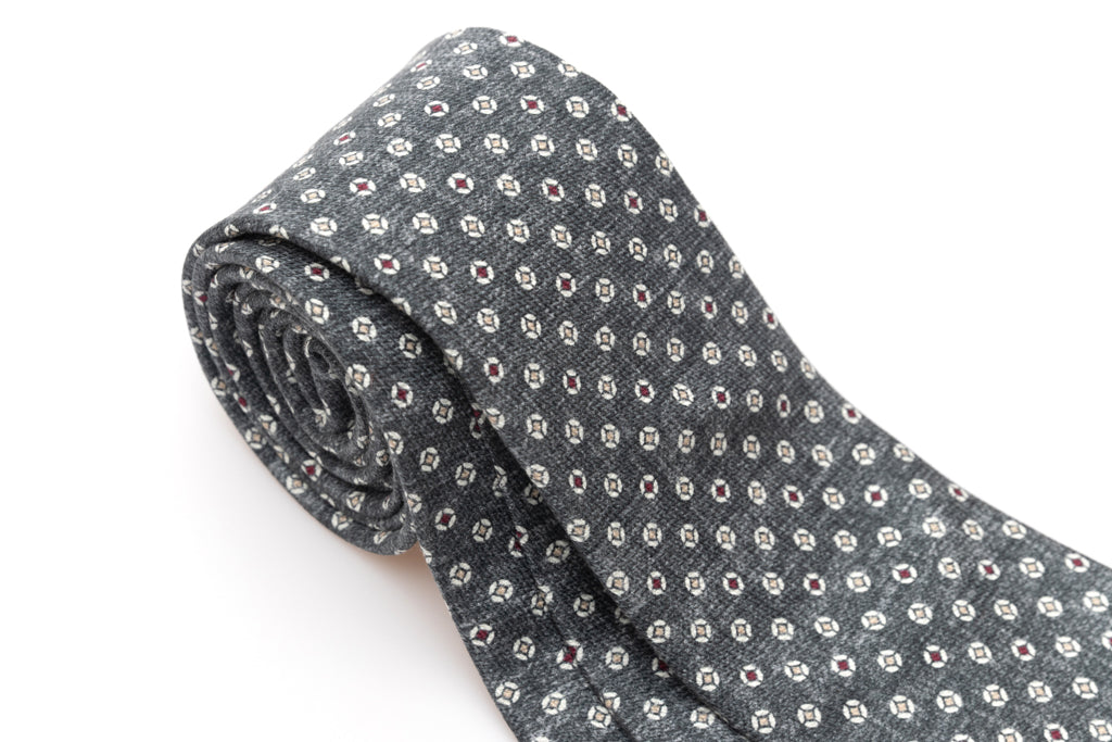 Gray tie with geometric pattern in pure silk