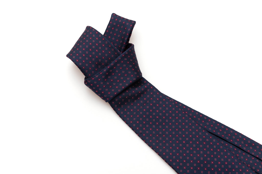 Cravatta blu con geometria in pura seta
