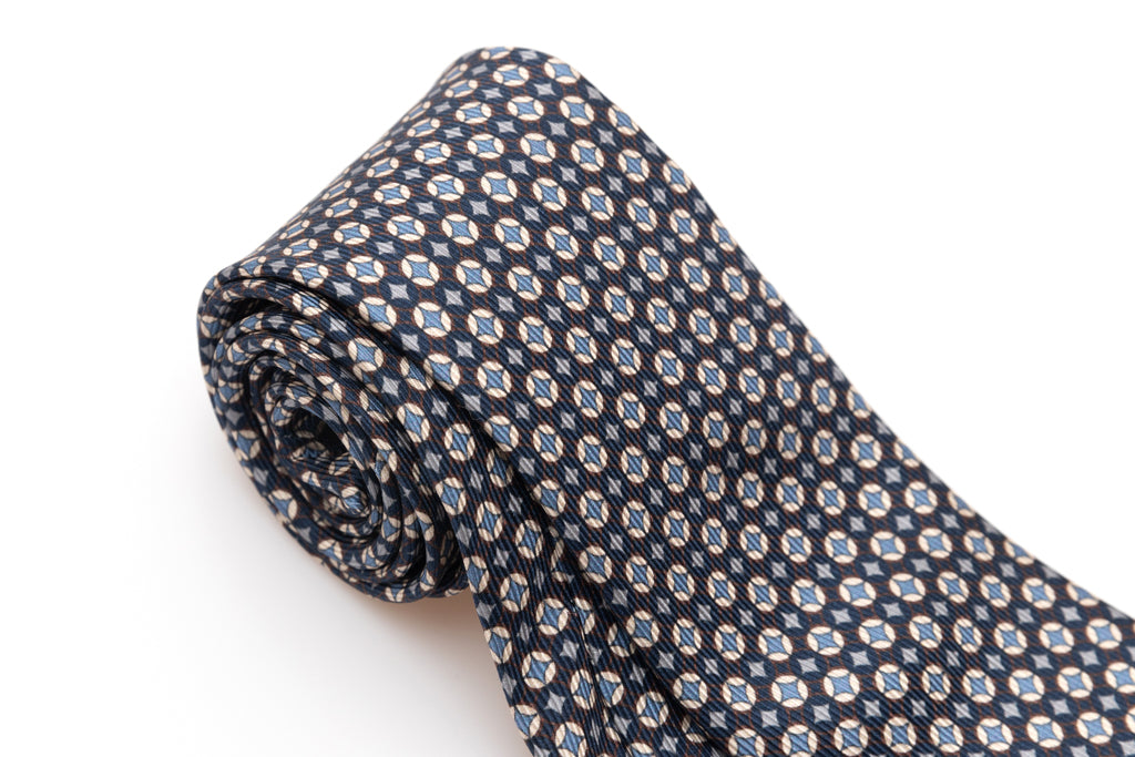 Cravatta blu con geometria bianca e celeste in pura seta