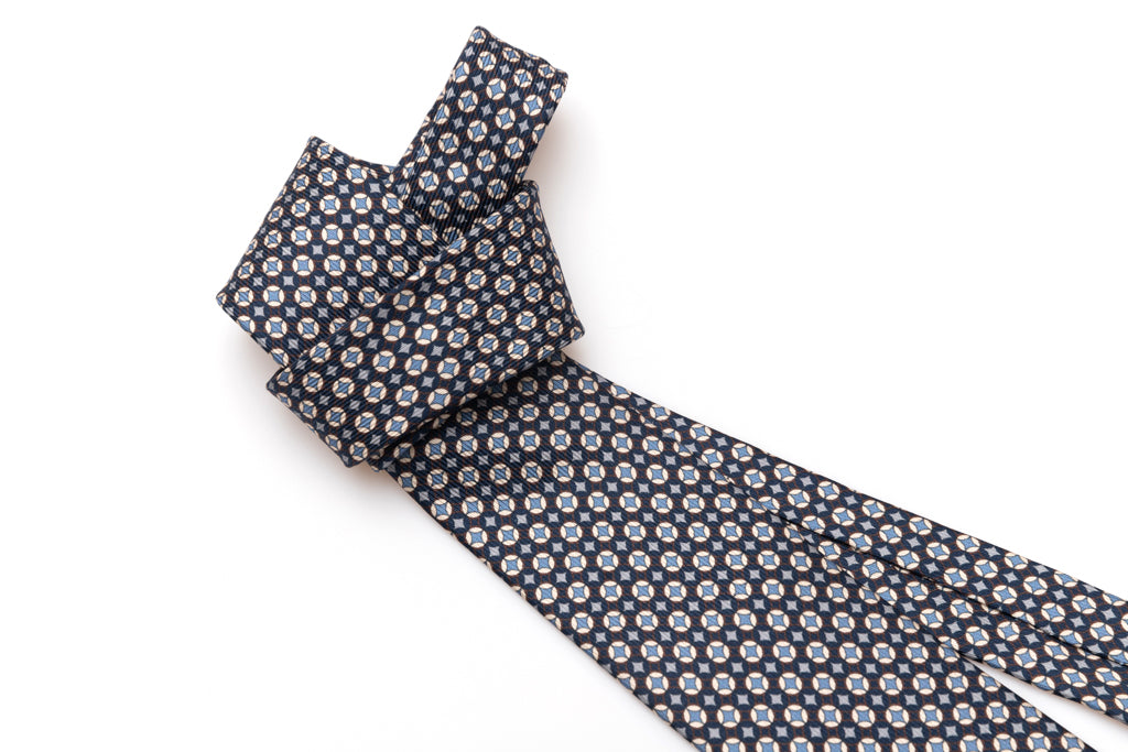 Cravatta blu con geometria bianca e celeste in pura seta