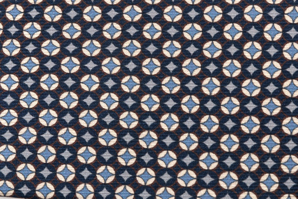 Cravatta blu con geometria bianca e celeste in pura seta