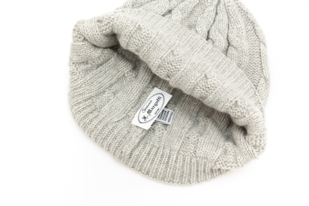 Lichtgrijze kasjmier muts