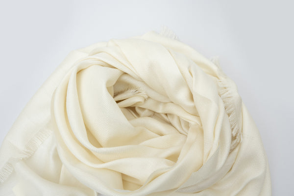 Bela šal iz mešanice kašmirja in svile