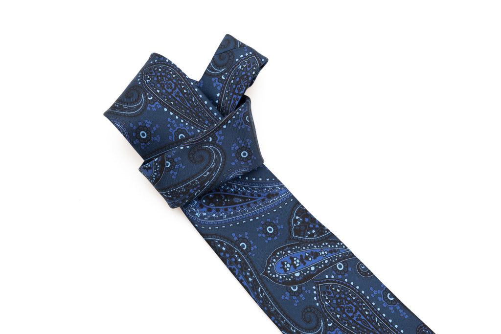 Temno modra kravata z svetlo modrim vzorcem iz čiste svile