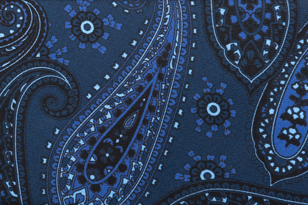 Temno modra kravata z svetlo modrim vzorcem iz čiste svile