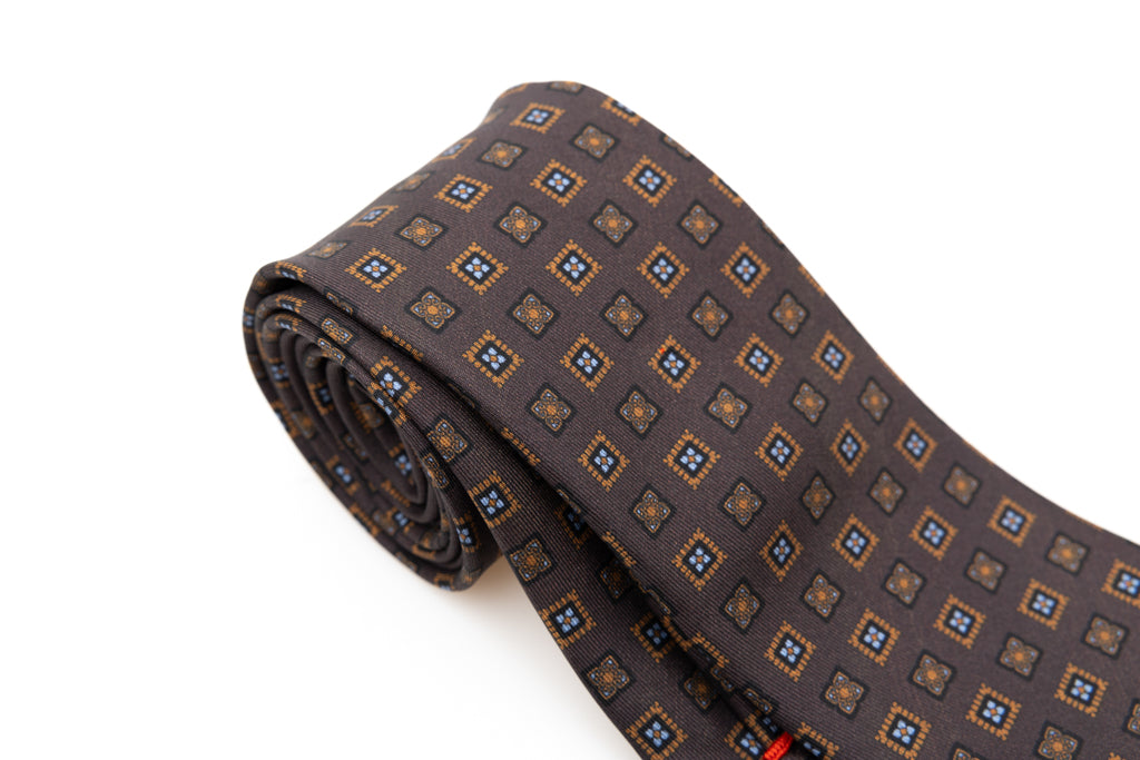 Brown tie with pure geometric silk
