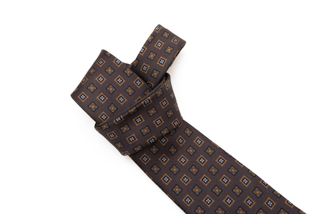 Brown tie with pure geometric silk