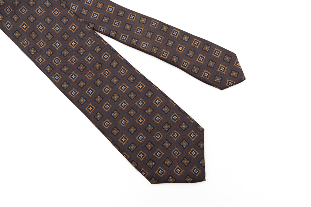 Brown tie with pure geometric silk