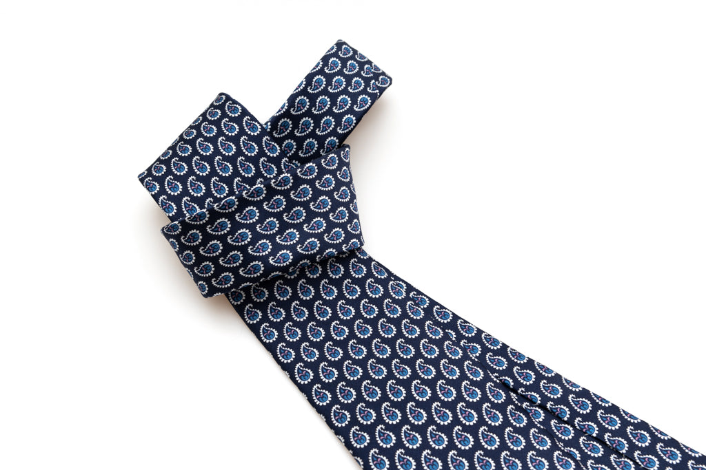 Blauwe stropdas met druppels in een patroon van pure zijde