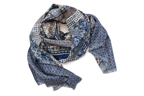 Blauwe sjaal van puur zijde met patroon