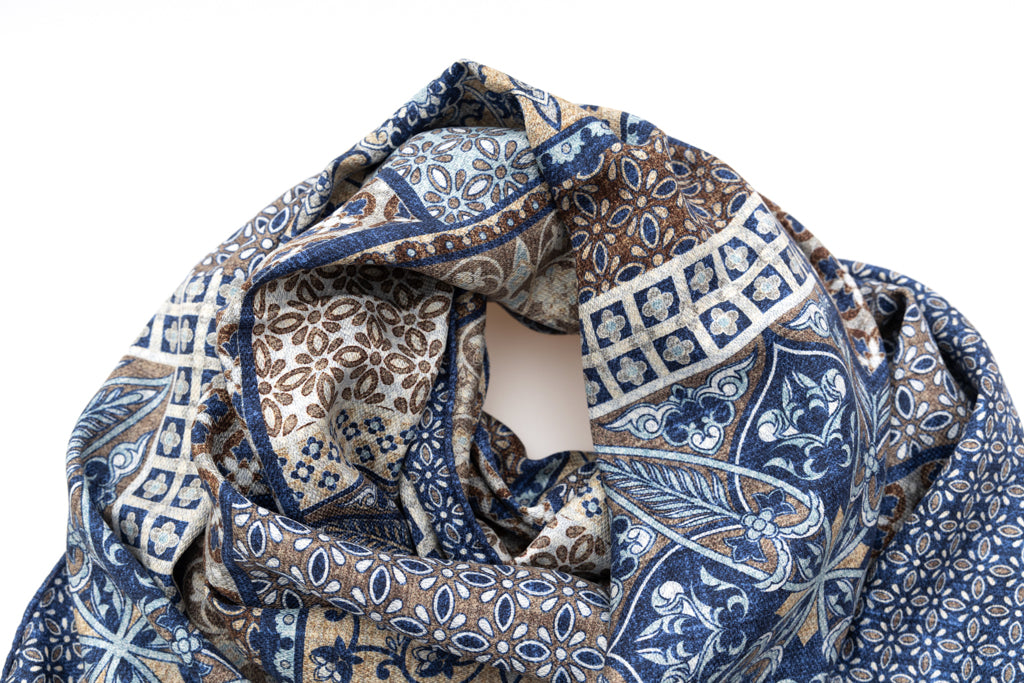 Blauwe sjaal van puur zijde met patroon