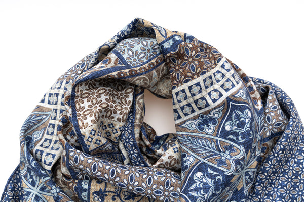 Blauwe sjaal van puur zijde met patroon