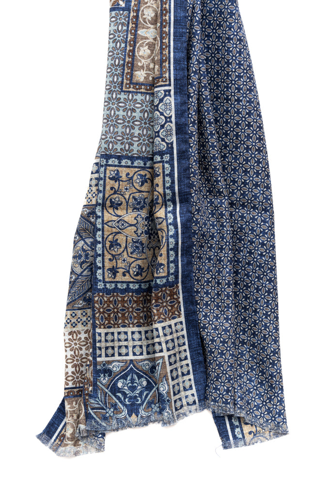 Blauwe sjaal van puur zijde met patroon