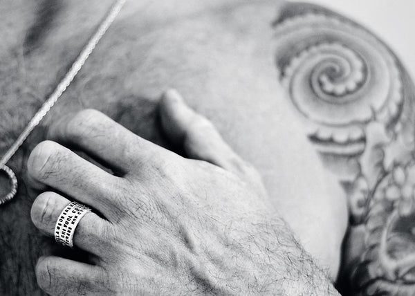 anello_argento_uomo con la personalizzazione