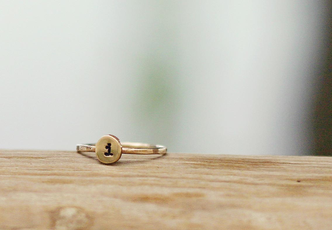 anello con lettere in oro