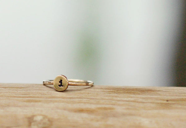 anello con lettere in oro