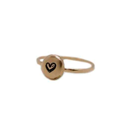 anello con iniziale oro