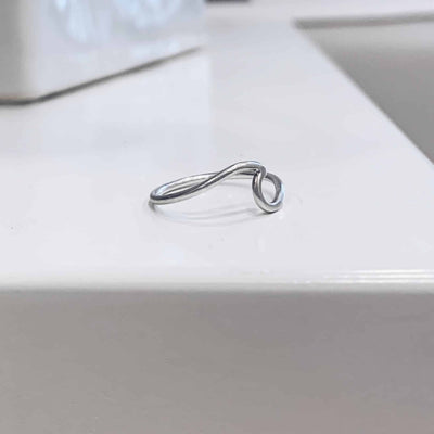 anello a forma di onda in argento