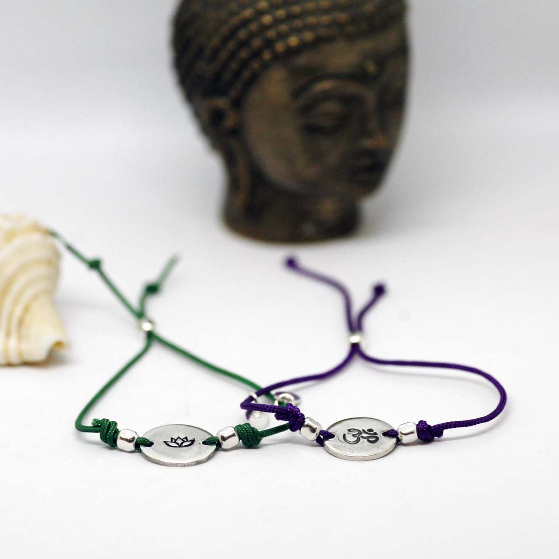 bracciali zen cordino argento con loto e om