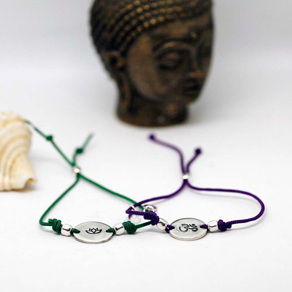 bracciali zen cordino argento con loto e om