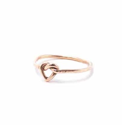 anello con nodo a cuore in oro