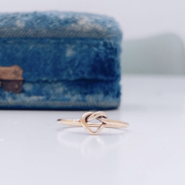anello a cuore con nodo