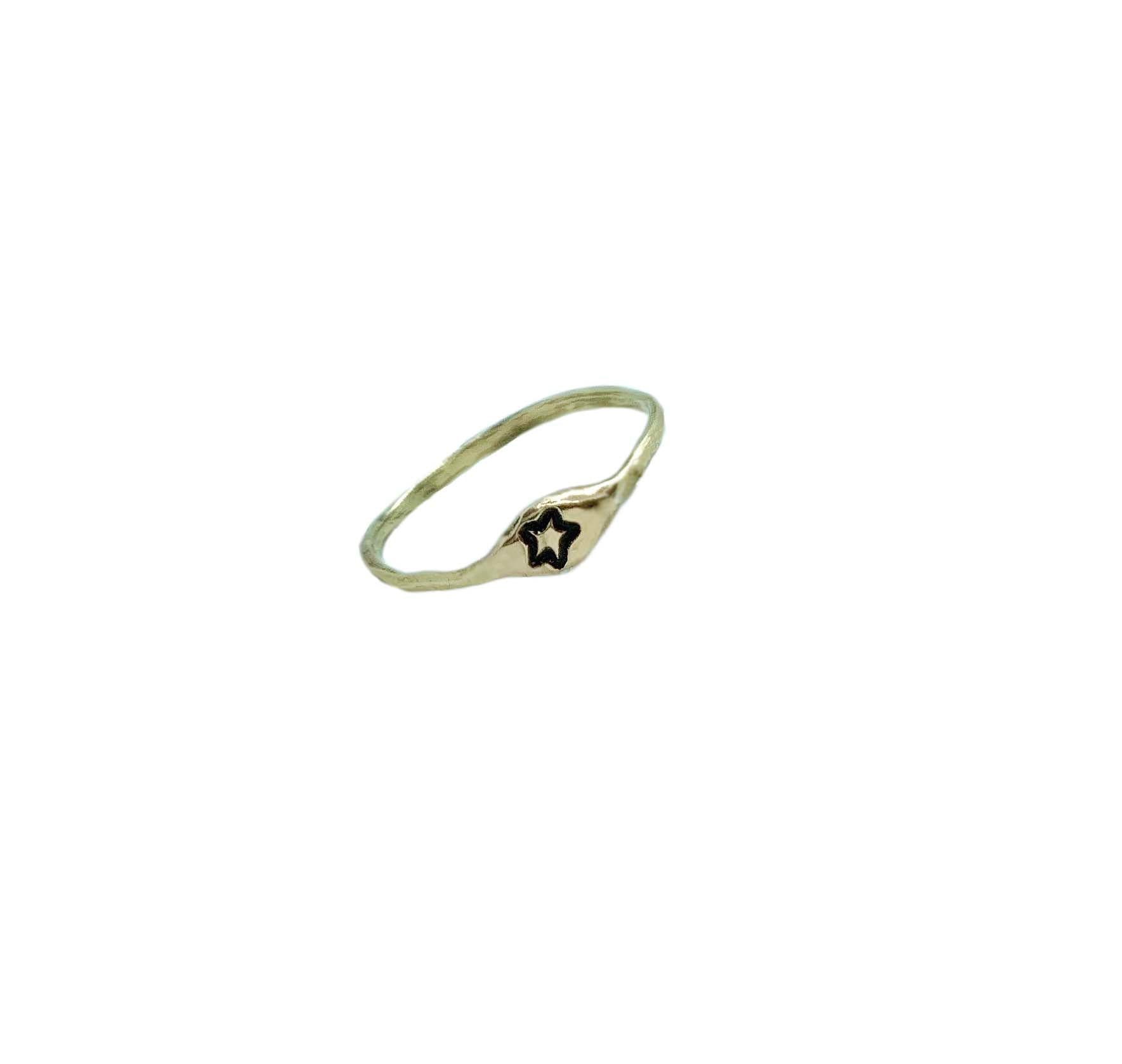anello con iniziale