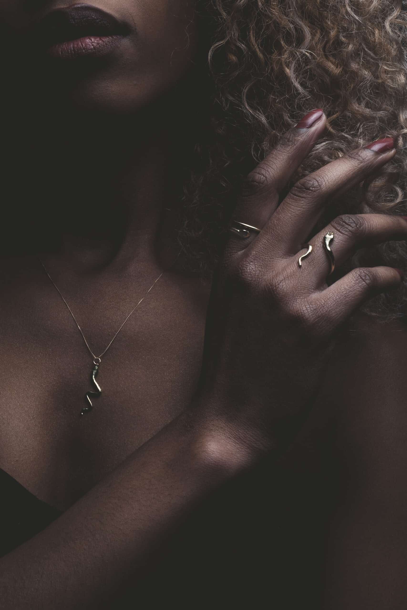 anello donna oro serpente con smeraldi