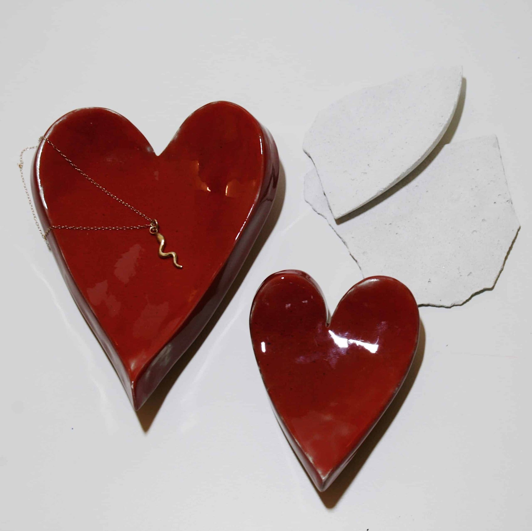 collana serpente oro e portagioie a cuore in ceramica