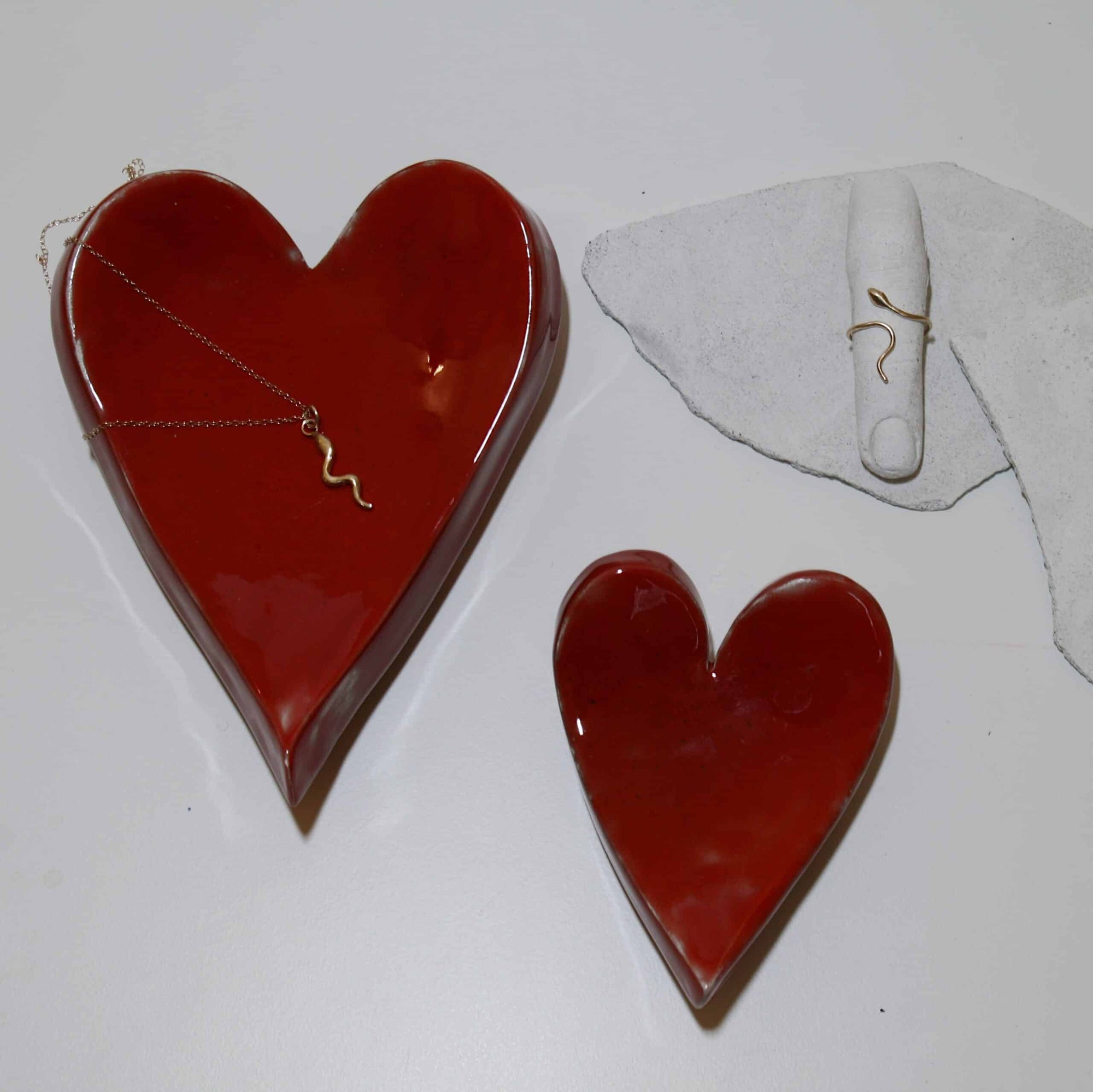 collana serpente oro e portagioie a cuore in ceramica