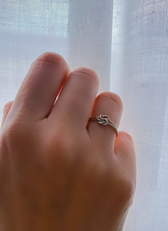 anello in oro a nodo