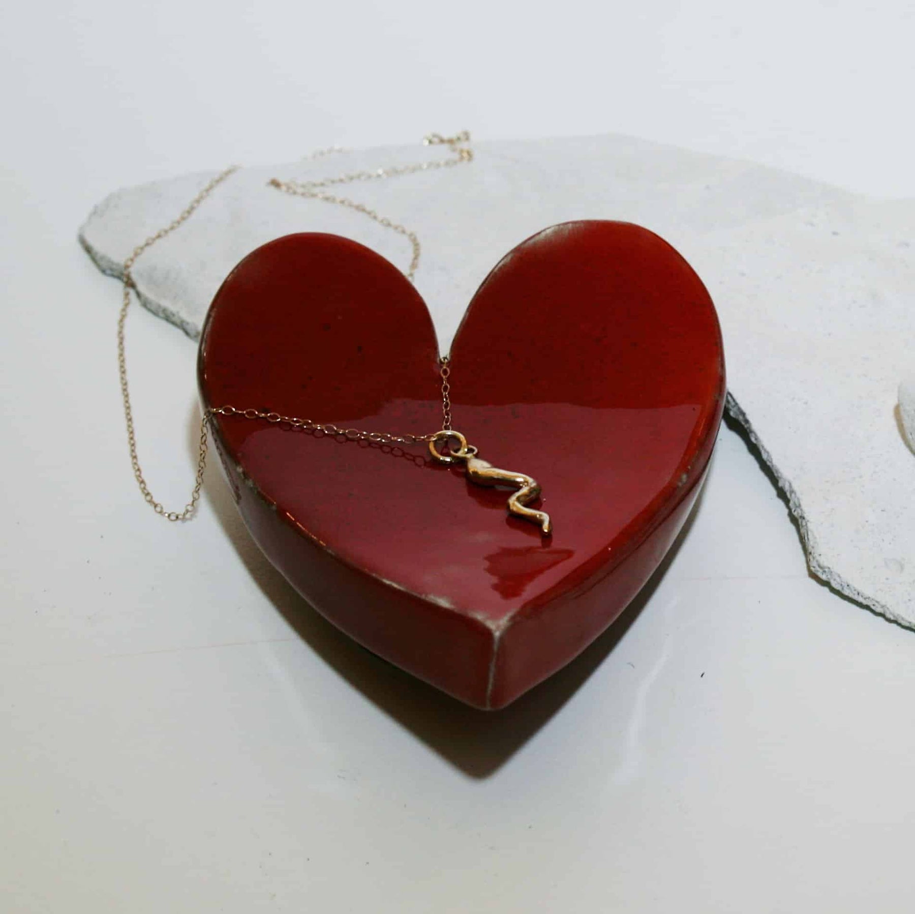 collana serpente oro e portagioie a cuore in ceramica