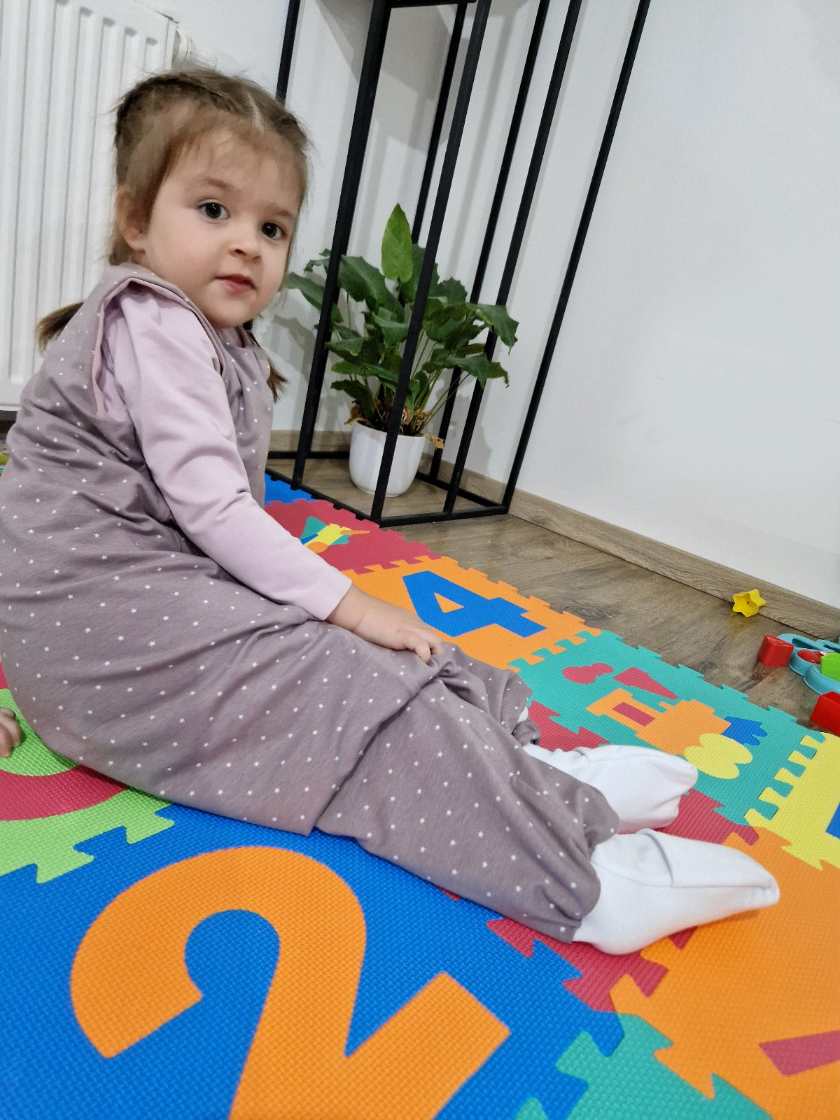 Tanja two-layer sleeping bag with legs - White stars on a pink background