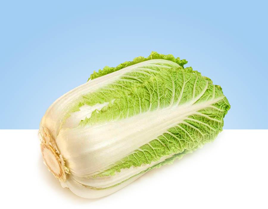Imagen de una col china fresca y crujiente, con hojas verdes brillantes y un tallo blanco firme.