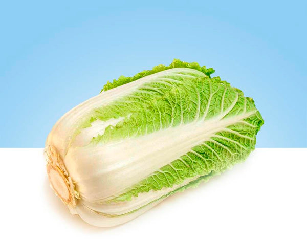Imagen de una col china fresca y crujiente, con hojas verdes brillantes y un tallo blanco firme.
