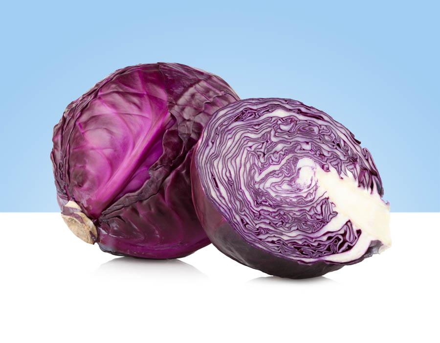 Imagen de 1 pieza y media de col lombarda fresca y crujiente, con hojas moradas brillantes y un tallo blanco firme.