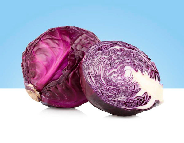 Imagen de 1 pieza y media de col lombarda fresca y crujiente, con hojas moradas brillantes y un tallo blanco firme.