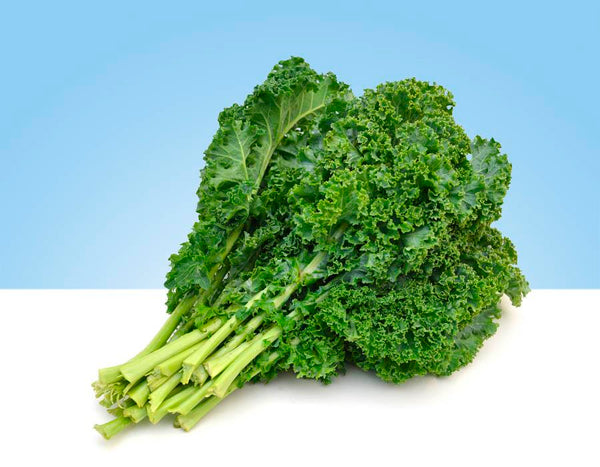 Imagen de un manojo de col kale fresca y vibrante, con hojas verdes rizadas y tallos gruesos.