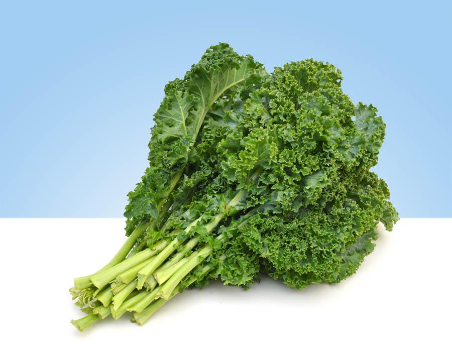 Imagen de un manojo de col kale fresca y vibrante, con hojas verdes rizadas y tallos gruesos.
