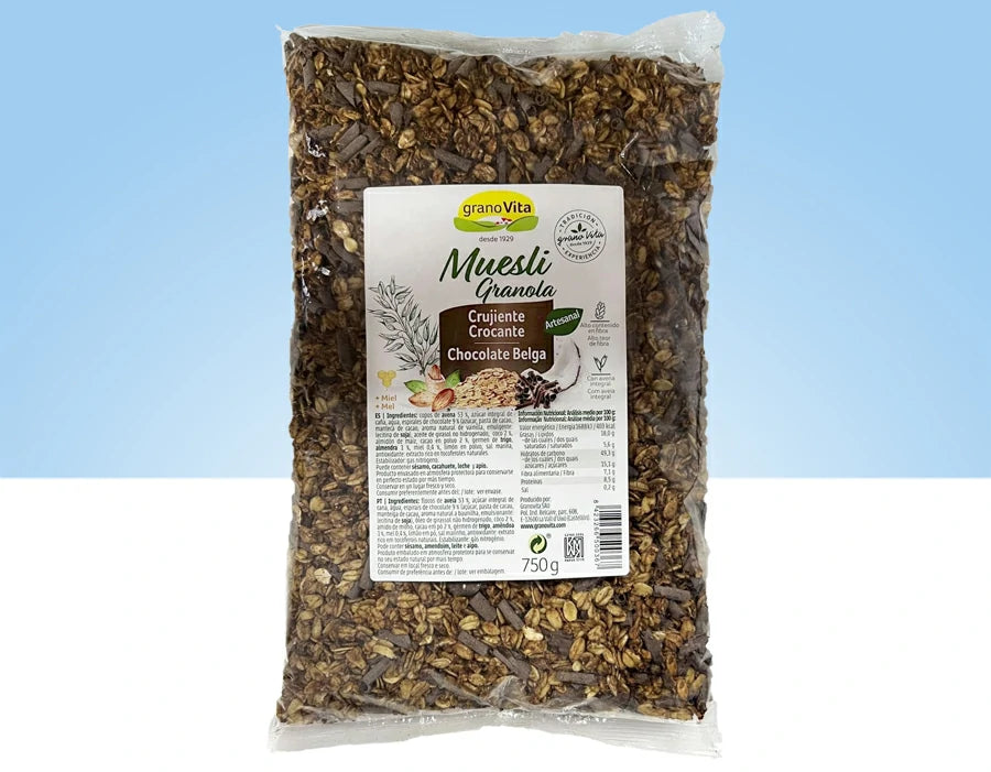 Nuestra combinación de muesli incluye pepitas y espirales de chocolate, aroma natural de vainilla, azúcar integral de caña, coco, miel, limón y almendras. ¡Un irresistible combo de cereales nutritivos!