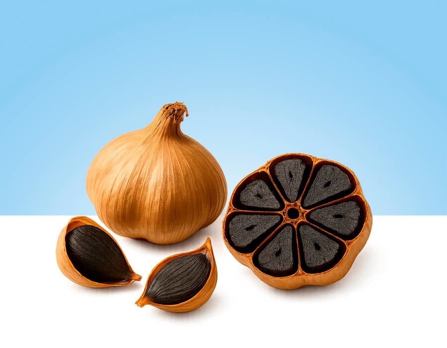 Ajo negro entero y dientes pelados