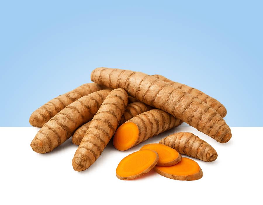 Raíces de cúrcuma fresca partidas, color naranja intenso