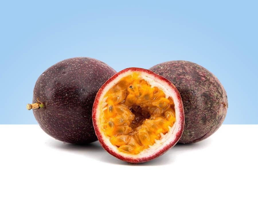 Fruta de la pasión entera y abierta por la mitad
