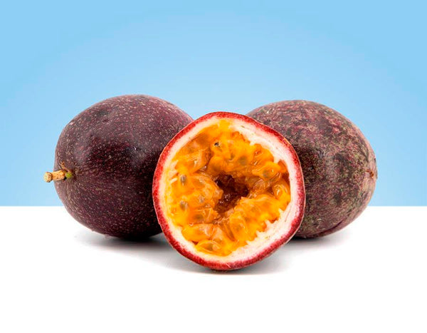 Fruta de la pasión entera y abierta por la mitad