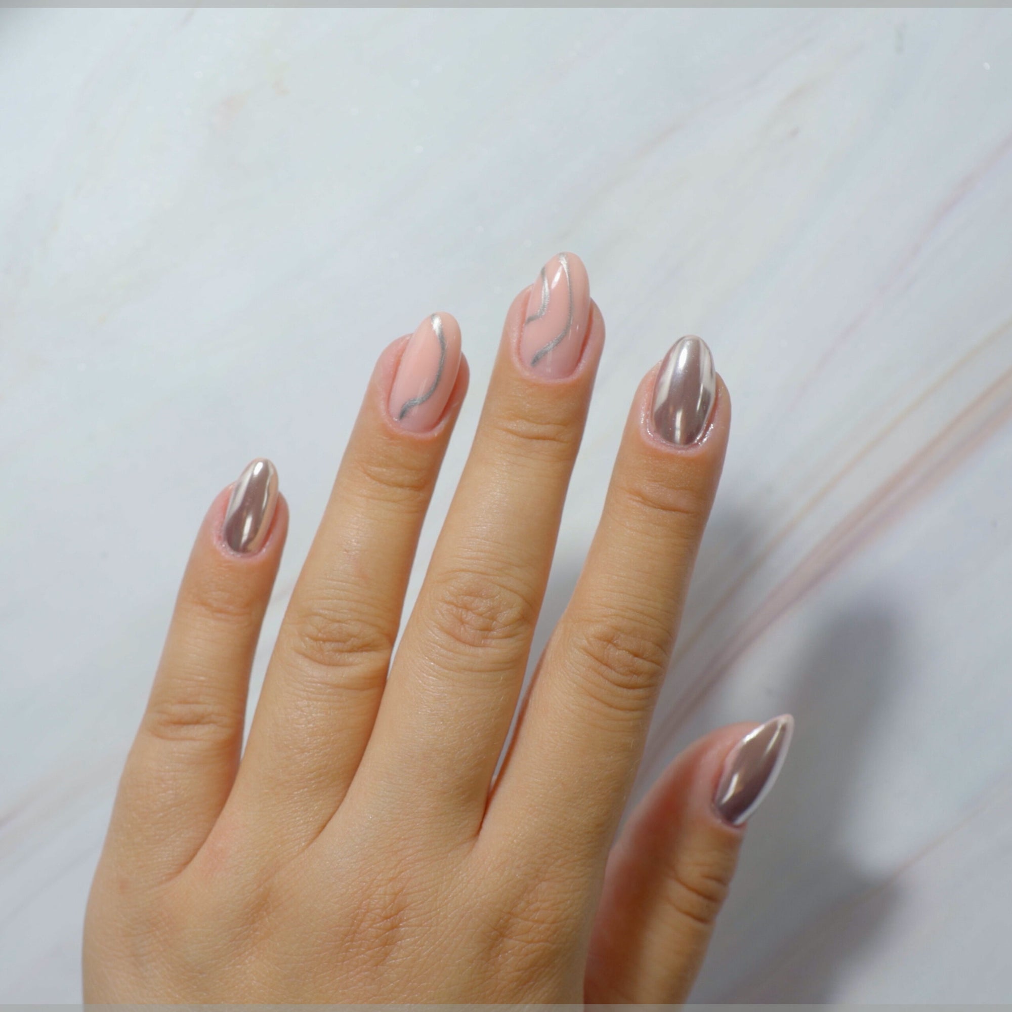 Look Box – Shiny Chrome Nails
