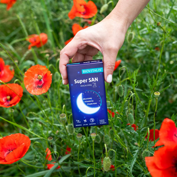 Biovitalis Super SAN u polju makova