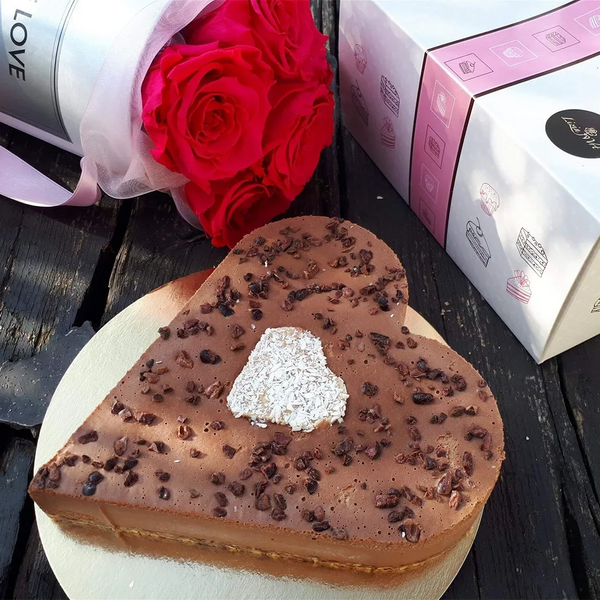 Čokoladna presna torta srček s posipom kakavova zrna