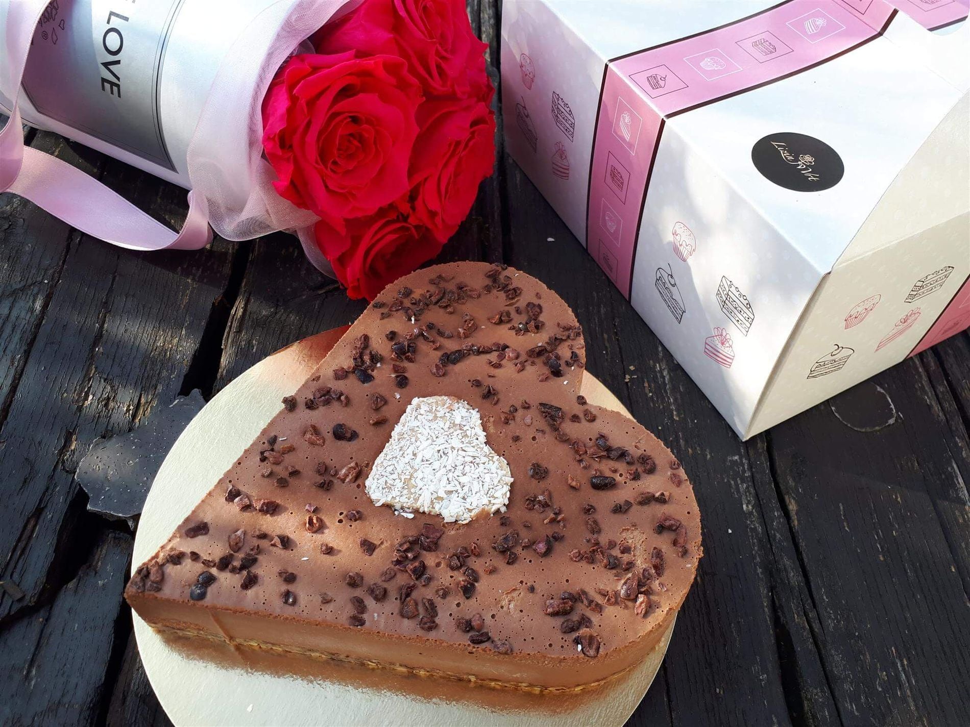 Čokoladna presna torta s posipom kakavova zrna